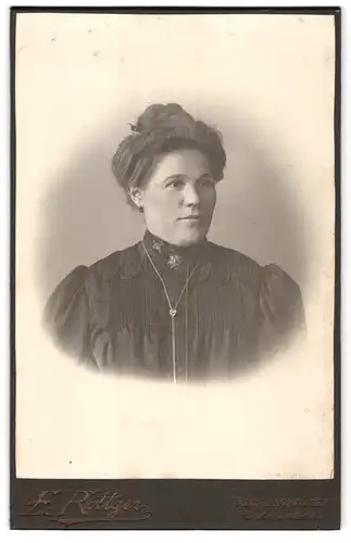 Fotografie E. Röttger, Recklinghausen, Portrait bürgerliche Dame mit Hochsteckfrisur