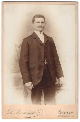Fotografie D. Mendelsohn, Berlin, Brunnenstrasse 43, Portrait junger Herr im Anzug mit Krawatte