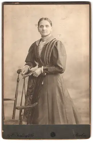 Fotografie A. Jandorf & Co., Berlin-N, Brunnen-Strasse 19-21, Portrait bürgerliche Dame mit Buch an Stuhl gelehnt