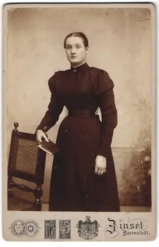 Fotografie Eduard Zinsel, Darmstadt, Riedeselstrasse 39, Portrait junge Dame im Kleid mit Buch in der Hand