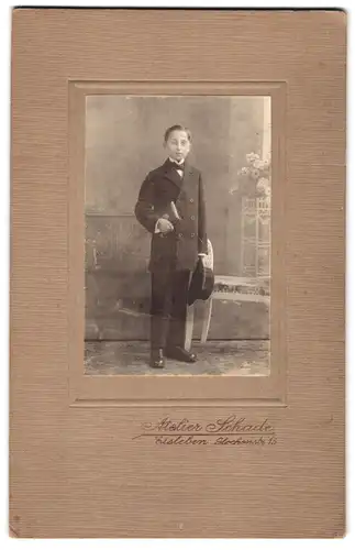 Fotografie Atelier Schade, Eisleben, Glockenstrasse 15, Portrait Junge in eleganter Kleidung mit einem Buch