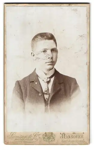 Fotografie Samson & Co., Hannover, Ernst-Augustplatz 5, Portrait junger Mann im Anzug mit Krawatte