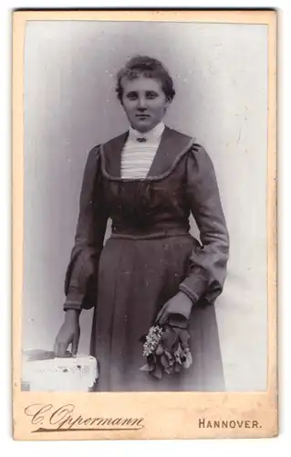 Fotografie Carl Oppermann, Hannover, Engelbostelerdamm 4, Portrait junge Dame im Kleid mit Blumen