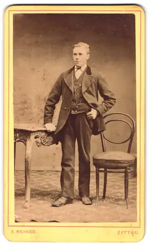 Fotografie Adolph Meiner, Zittau, Portrait junger Mann in modischer Kleidung