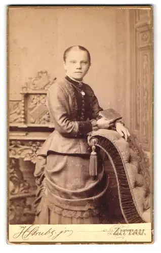 Fotografie H. Strube, Zittau, Lessingstrasse 14, Portrait junge Dame in modischer Kleidung mit Buch