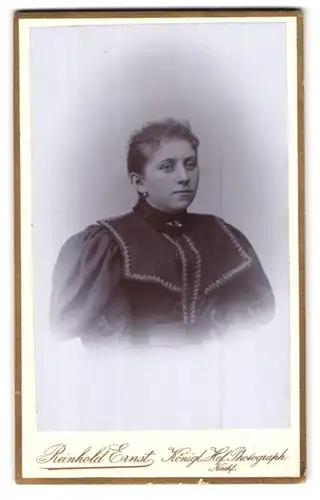 Fotografie Reinhold Ernst, Zittau, Milchstrasse 7, Portrait junge Dame mit zurückgebundenem Haar