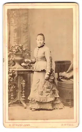 Fotografie H. Strube junr., Zittau, Bautzener-Strasse 18, Portrait junge Dame in zeitgenössischer Kleidung