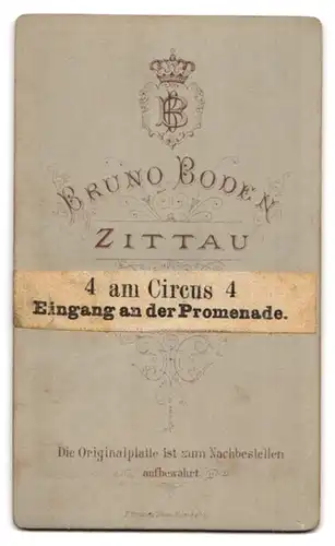 Fotografie Bruno Boden, Zittau, Am Circus 4, Portrait junge Dame in hübscher Kleidung mit Buch