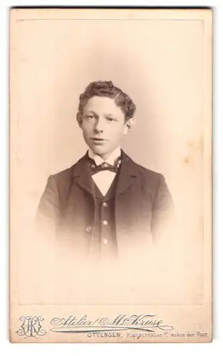 Fotografie M. Kruse, Ottensen, Papenstrasse 7, Portrait junger Mann im Anzug mit Fliege