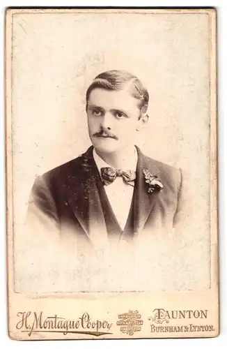 Fotografie H. Montague Cooper, Taunton, Portrait eleganter Herr mit Oberlippenbart