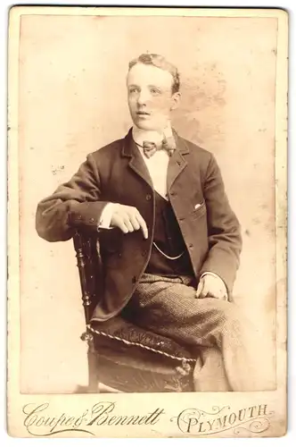 Fotografie Coupe & Bennett, Plymouth, Portrait modisch gekleideter Herr auf Stuhl sitzend