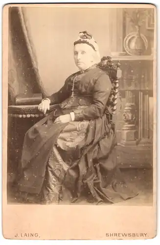 Fotografie J. Laing, Shrewsbury, 38, Castle Street, Portrait ältere Dame in hübscher Kleidung mit Haube