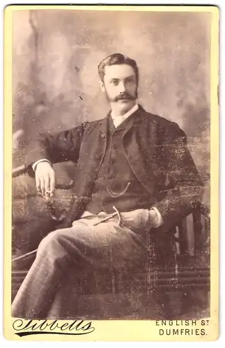 Fotografie W. Tibbetts, Dumfries, 37 1 /2, English St., Portrait stattlicher Herr in modischer Kleidung