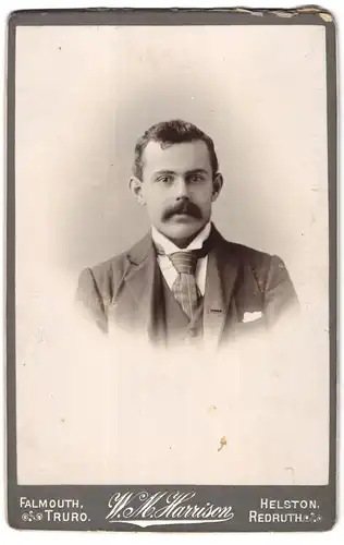 Fotografie W. M. Harrison, Helston, Coinage Hall St., Portrait eleganter Herr mit Oberlippenbart
