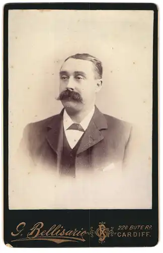 Fotografie G. Bellisario, Cardiff, 226, Bute Rd., Portrait eleganter Herr mit Oberlippenbart