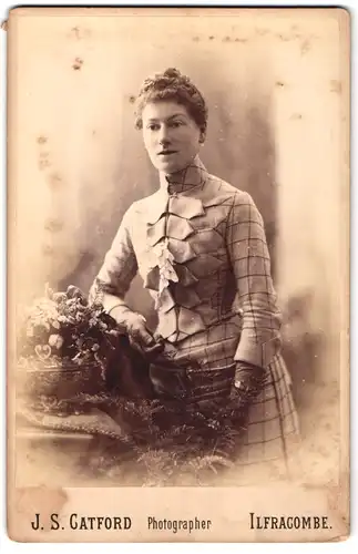 Fotografie J. S. Catford, Ilfracombe, Portrait junge Dame im modischen Kleid