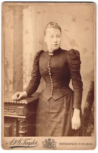 Fotografie A. & G. Taylor, Manchester, 60 A, Market St., Portrait junge Dame in zeitgenössischer Kleidung