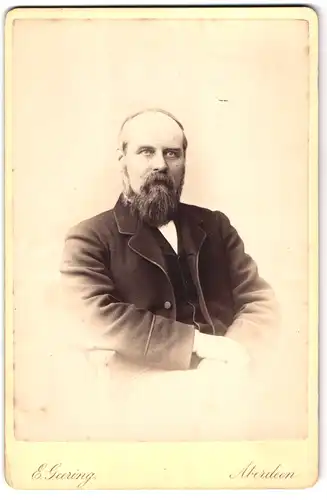 Fotografie E. Geering, Aberdeeen, 10 Union Place, Portrait modisch gekleideter Herr mit Vollbart