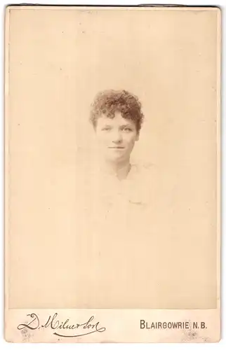 Fotografie D. Milner & Son, Blairgowrie /N.-B., Portrait junge Dame mit Halskette