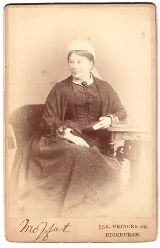 Fotografie Moffat, Edinburgh, 125, Princes St., Portrait bürgerliche Dame mit Buch am Tisch sitzend