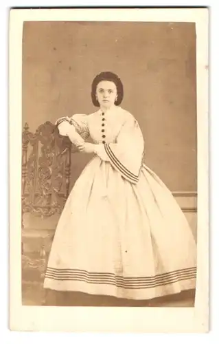 Fotografie unbekannter Fotograf und Ort, Junge Frau in geknöpftem Kleid mit Karomuster und Streifen