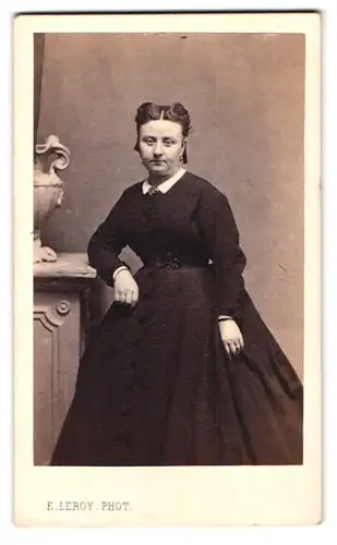 Fotografie E. Leroy, Brissac, Frau mit Scheitel und Brosche in schwarzem Kleid