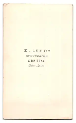 Fotografie E. Leroy, Brissac, Frau mit Scheitel und Brosche in schwarzem Kleid