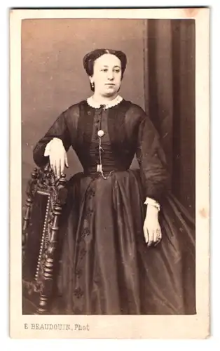 Fotografie E. Beaudouin, Amiens, 30 Passage du Commerce, Dame mit erhabenem Blick in Kleid mit Kragen