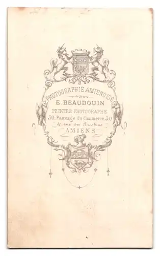 Fotografie E. Beaudouin, Amiens, 30 Passage du Commerce, Dame mit erhabenem Blick in Kleid mit Kragen