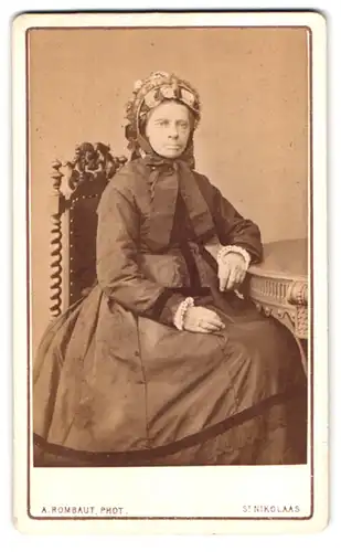Fotografie August Rombaut, St. Nikolaas, Nieuwstraat Nr. 60, Dame mit blümeranten Kopfschmuck in dunklem Kleid