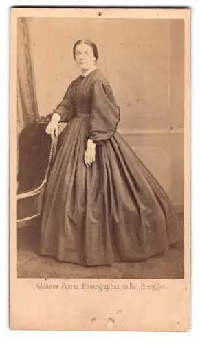 Fotografie Ghémar Frères, Bruxelles, 27, Rue de L`Écuyer, Portrait junge Dame im Kleid an Stuhl gelehnt