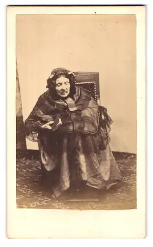 Fotografie Lécuyer, Vitry-le-Francois, 27, Rue de la Petite Sainte, Portrait ältere Dame in hübscher Kleidung mit Buch