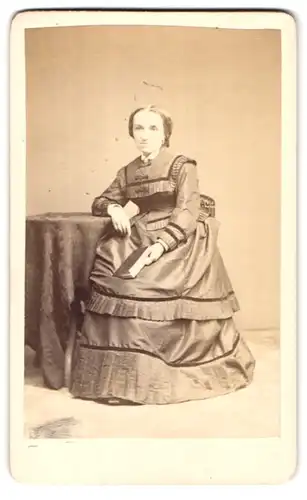 Fotografie Chastanier, Paris, 18, Rue de l`Odéon, Portrait Dame im modischen Kleid mit Buch