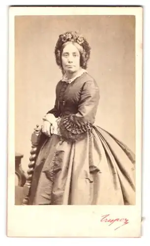 Fotografie Crespon, Nimes, Portrait ältere Dame im Festkleid mit Haube