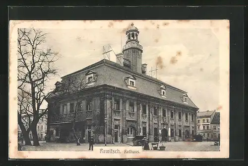 AK Rawitsch / Rawicz, Rathaus mit Marktfrau