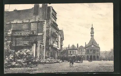 AK Péronne, Marktplatz mit zerstörtem Haus und Kirche