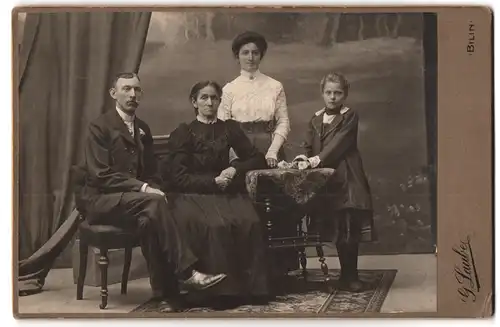 Fotografie G. Laube, Bilin, Portrait ältere und jüngere Dame mit Mann und Mädchen in hübscher Kleidung