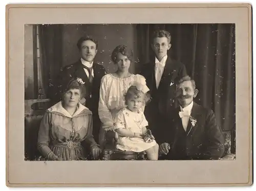 Fotografie unbekannter Fotograf und Ort, Portrait bürgerliche Familie in zeitgenössischer Kleidung