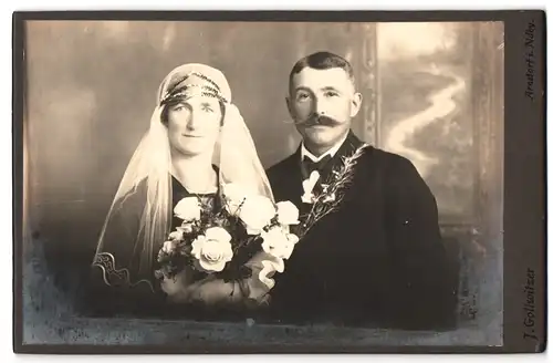 Fotografie J. Gollwitzer, Arnstorf i. Ndby., Portrait bürgerliches Paar in Hochzeitskleidung mit Schleier und Blumen