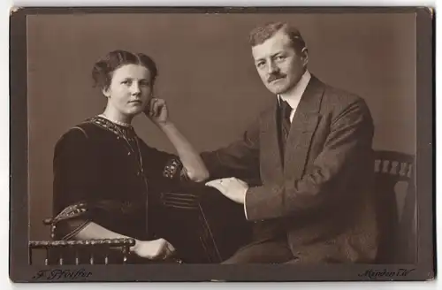 Fotografie F. Pfeiffer, Minden i. W., Portrait bürgerliches Paar am Tisch sitzend