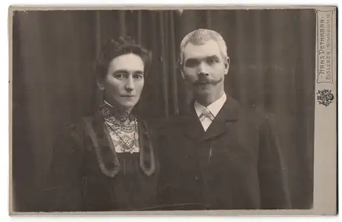 Fotografie Hans Dethmann, Eisleben, Glockenstrasse 15, Portrait bürgerliches Paar in hübscher Kleidung
