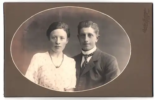 Fotografie Bertha Remmer, Langballig /Schlesw. Holst., Brustportrait junges Paar in hübscher Kleidung