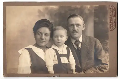 Fotografie Max Baum, Dresden-N, Königsbrückerstrasse 62, Portrait bürgerliches Paar mit einem Sohn