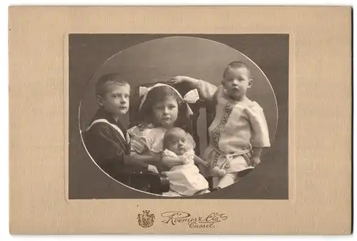 Fotografie Roemer & Cie, Kassel, Portrait kleines Mädchen und zwei Jungen mit Baby