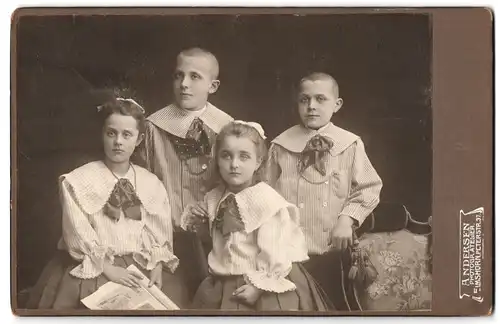 Fotografie Andersen, Elmshorn, Peterstrasse 37, Portrait zwei Mädchen und zwei Jungen in modischer Kleidung