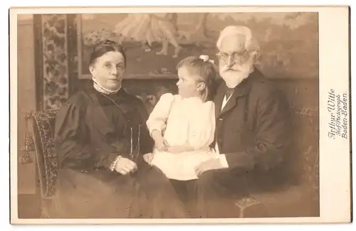 Fotografie Arthur Witte, Baden-Baden, Portrait älteres Paar mit Mädchen in hübscher Kleidung