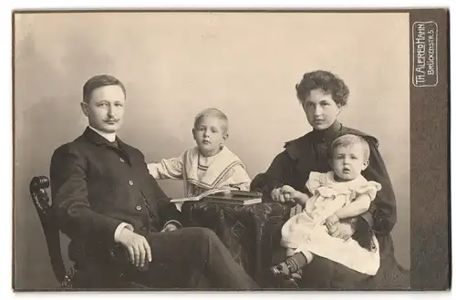 Fotografie Th. Alfred Hahn, Chemnitz, Brückenstrasse 5, Portrait bürgerliches Paar mit zwei Kindern am Tisch