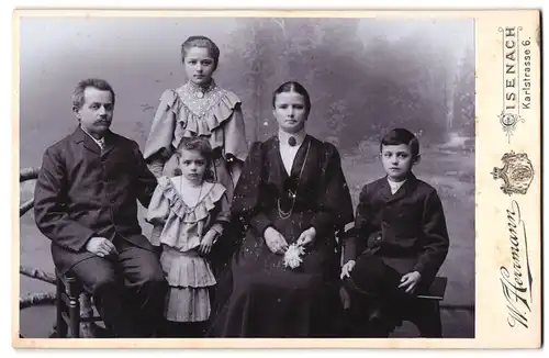 Fotografie W. Herrmann, Eisenach, Karlstrassse 6, Portrait junges Paar mit drei Kindern in modischer Kleidung