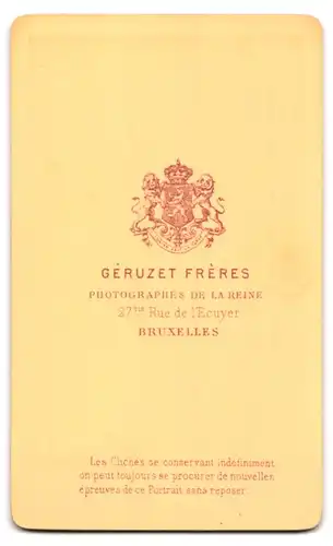 Fotografie Géruzet Frères, Bruxelles, Rue de l`Ecuyer 27, Herr in Gewand mit weissem Stehkragen im Halbprofil