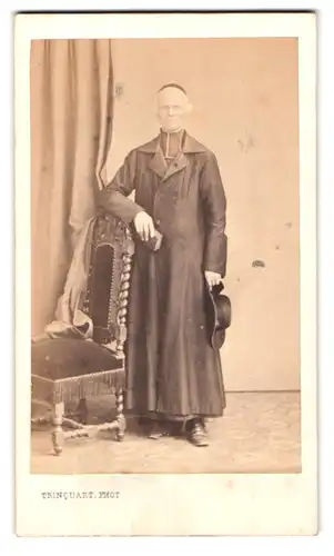 Fotografie Trinquart, Paris, 23, Rue Louis le Grand, 23, Portrait älterer Geistlicher an Stuhl gelehnt